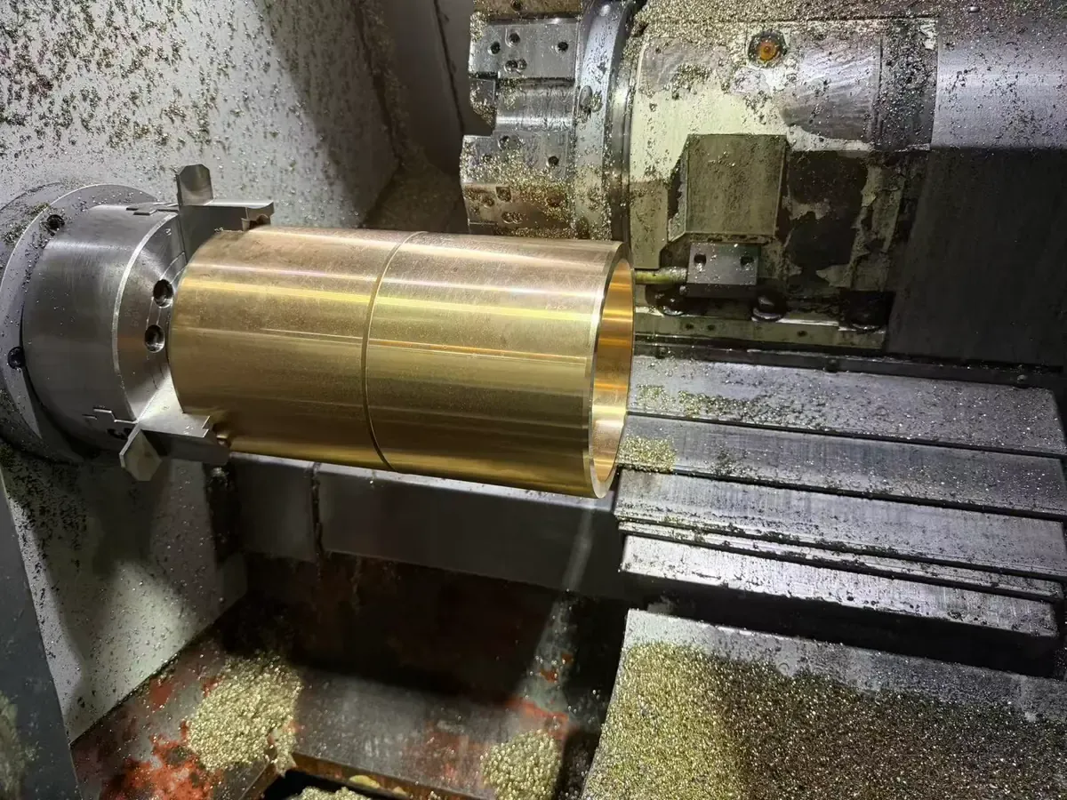 Toczenie tulei brązowej o dużej średnicy na tokarce CNC w zakładzie Bushing MFG