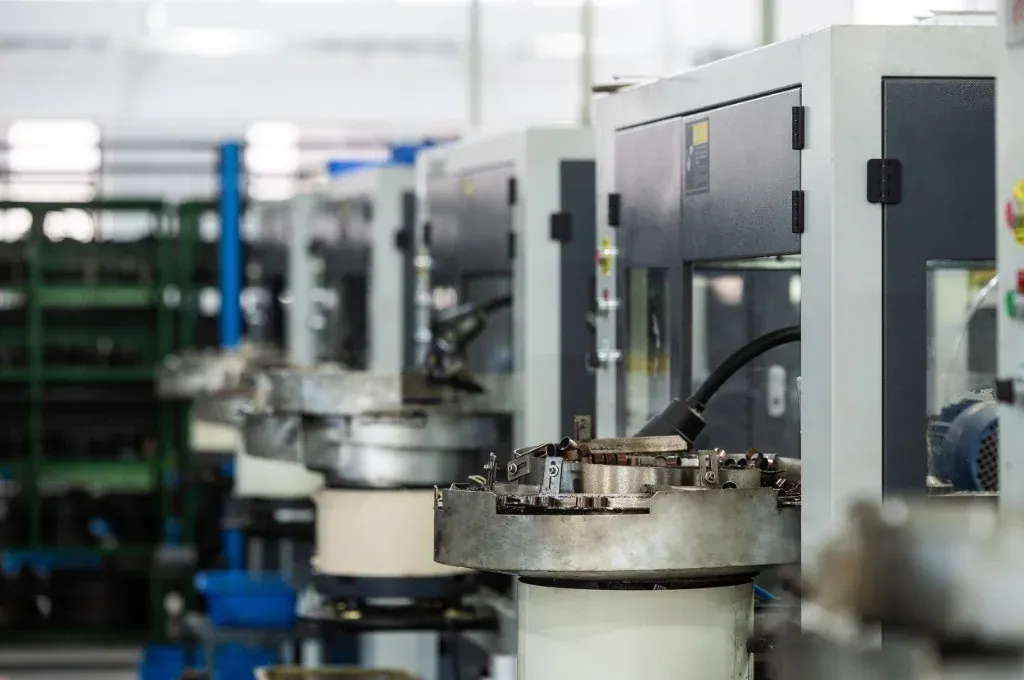 Linea di produzione automatizzata per boccole composite