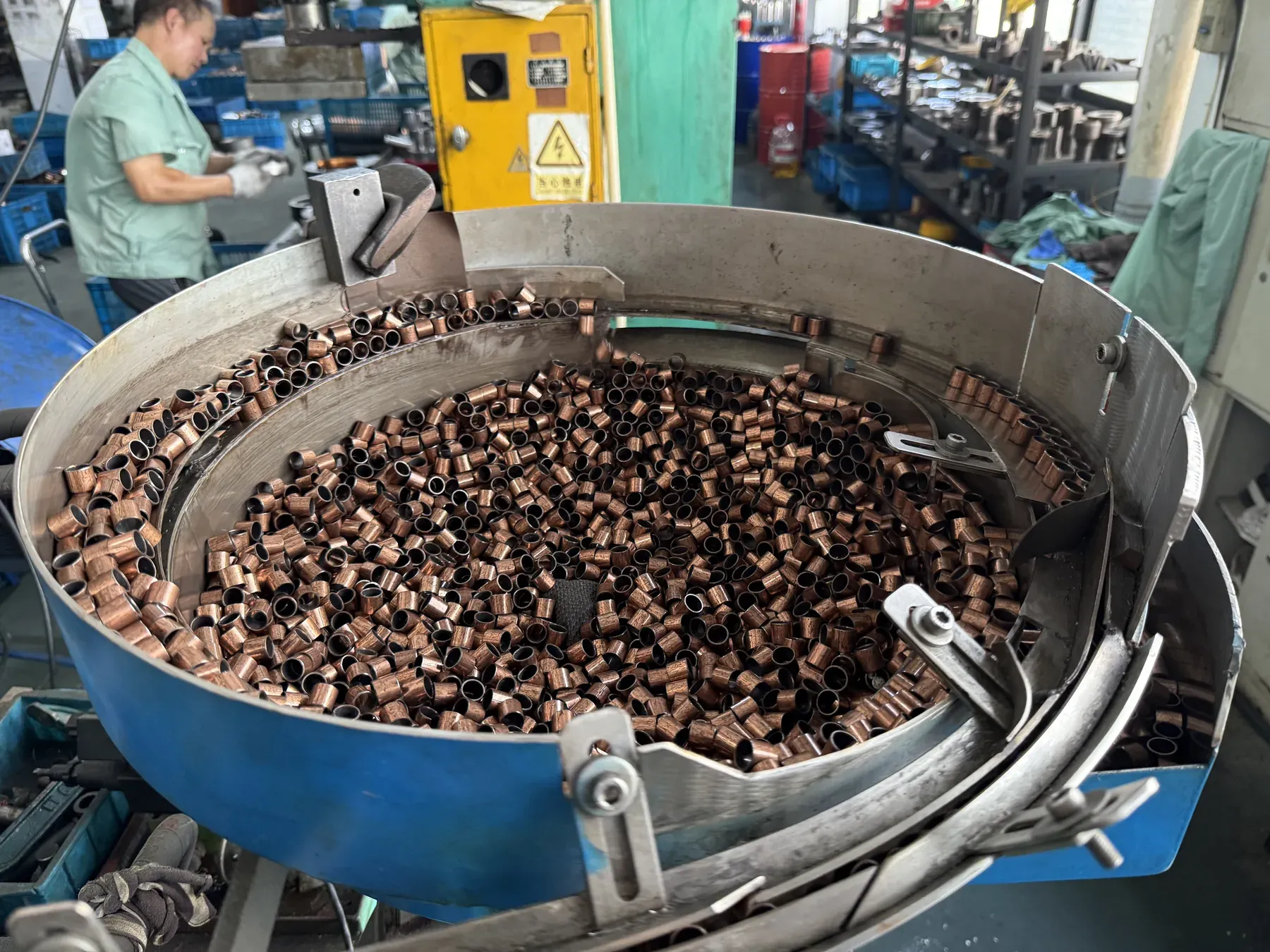 Tramoggia vibrante che alimenta le boccole a una linea automatizzata