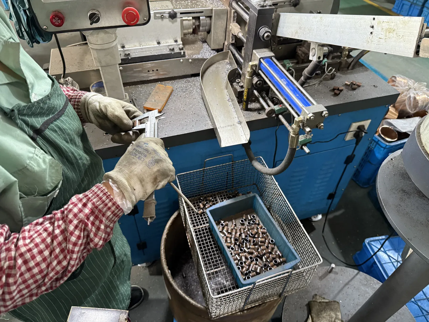 Operatorzy przy liniach produkcyjnych tulei kompozytowych w zakładzie Bushing MFG w Jiaxing